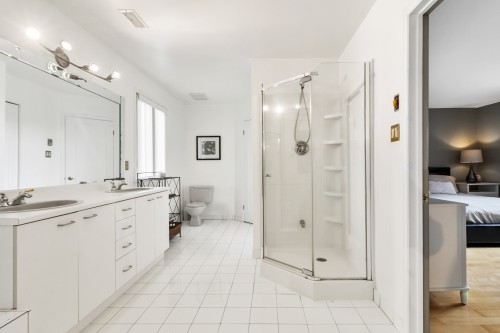 Salle de bains attenante à la CCP - 1 Rue Du Sphinx, Kirkland, QC - Indoor Photo Showing Bathroom