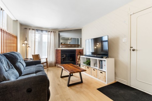 Salle familiale - 1 Rue Du Sphinx, Kirkland, QC - Indoor Photo Showing Living Room With Fireplace