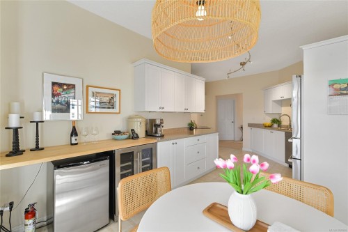 302-9870 Second St, Sidney, BC - Indoor Photo Showing Dining Room