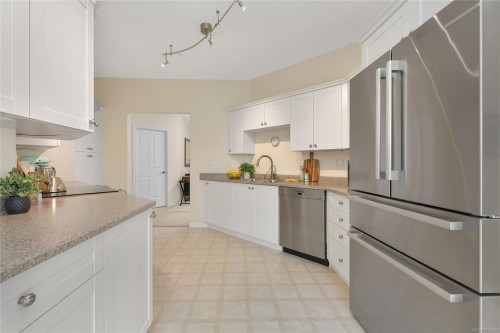 302-9870 Second St, Sidney, BC - Indoor Photo Showing Kitchen