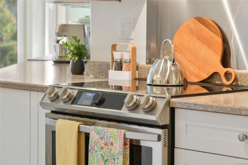 302-9870 Second St, Sidney, BC - Indoor Photo Showing Kitchen