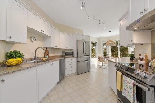 302-9870 Second St, Sidney, BC - Indoor Photo Showing Kitchen With Double Sink With Upgraded Kitchen