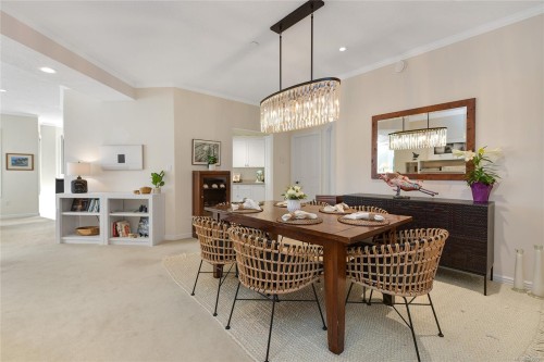302-9870 Second St, Sidney, BC - Indoor Photo Showing Dining Room