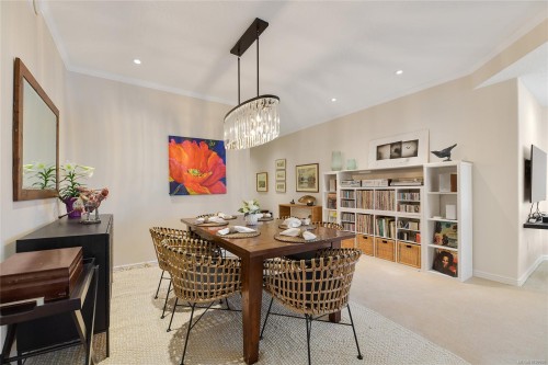 302-9870 Second St, Sidney, BC - Indoor Photo Showing Dining Room