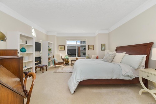 302-9870 Second St, Sidney, BC - Indoor Photo Showing Bedroom