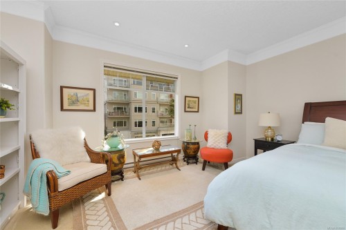 302-9870 Second St, Sidney, BC - Indoor Photo Showing Bedroom