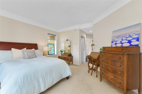 302-9870 Second St, Sidney, BC - Indoor Photo Showing Bedroom