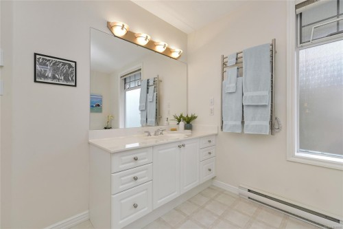 302-9870 Second St, Sidney, BC - Indoor Photo Showing Bathroom