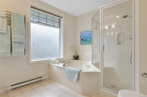 302-9870 Second St, Sidney, BC - Indoor Photo Showing Bathroom