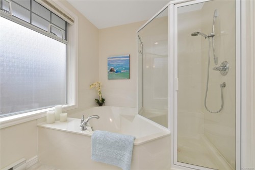 302-9870 Second St, Sidney, BC - Indoor Photo Showing Bathroom