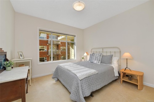 302-9870 Second St, Sidney, BC - Indoor Photo Showing Bedroom