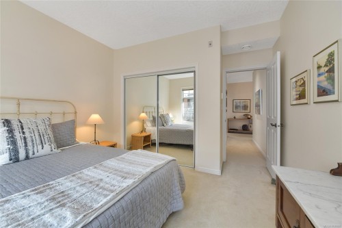 302-9870 Second St, Sidney, BC - Indoor Photo Showing Bedroom