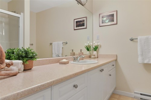302-9870 Second St, Sidney, BC - Indoor Photo Showing Bathroom