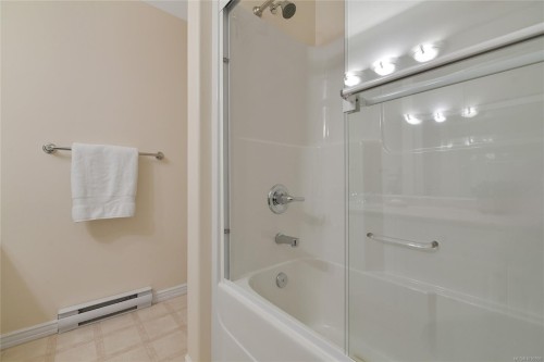 302-9870 Second St, Sidney, BC - Indoor Photo Showing Bathroom