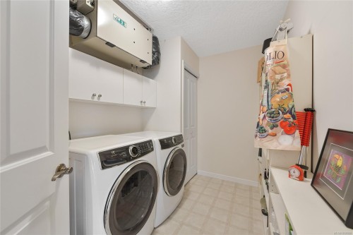 302-9870 Second St, Sidney, BC - Indoor Photo Showing Laundry Room