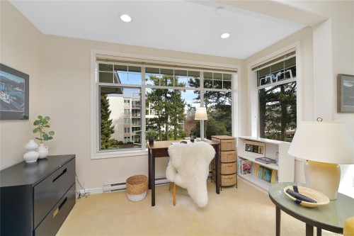 302-9870 Second St, Sidney, BC - Indoor