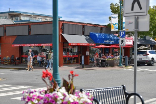 302-9870 Second St, Sidney, BC - Outdoor
