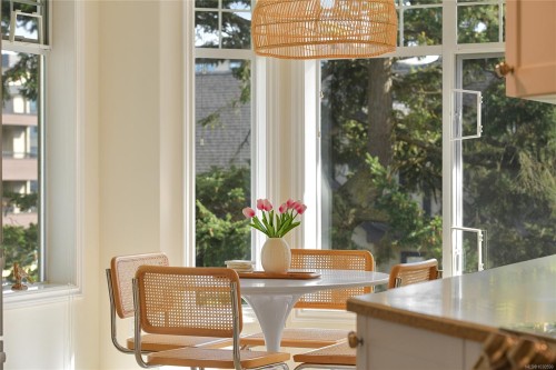302-9870 Second St, Sidney, BC - Indoor Photo Showing Dining Room