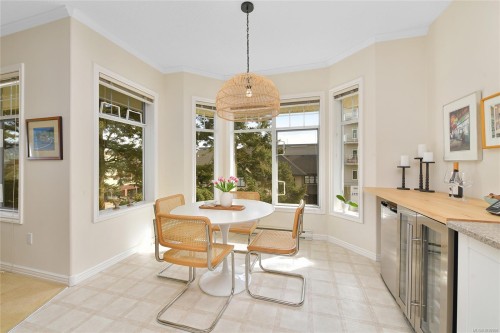 302-9870 Second St, Sidney, BC - Indoor Photo Showing Dining Room