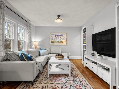 103 Granite Street, Chester, NS - Indoor Photo Showing Living Room