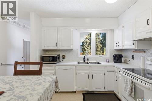 431 Sylvian Crescent, Saskatoon, SK - Indoor Photo Showing Kitchen With Double Sink