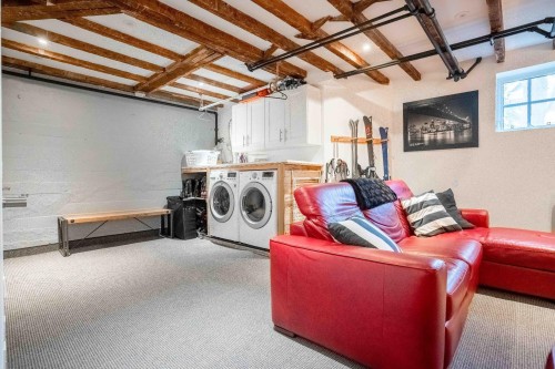 Family Room - 4220 Av. Marcil, Montréal (Côte-Des-Neiges/Notre-Dame-De-Grâce), QC - Indoor Photo Showing Laundry Room
