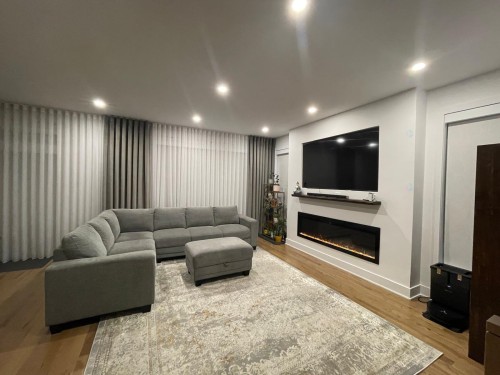 Salon - 415 Rue Vanier, Brossard, QC - Indoor With Fireplace