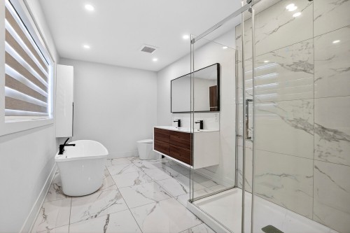 Salle de bains attenante à la CCP - 415 Rue Vanier, Brossard, QC - Indoor Photo Showing Bathroom