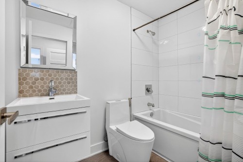 Salle de bains - 415 Rue Vanier, Brossard, QC - Indoor Photo Showing Bathroom