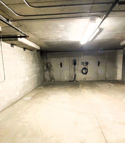 Garage - 902-1330 Rue Olier, Montréal (Le Sud-Ouest), QC - Indoor Photo Showing Garage