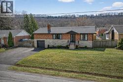 22 HAZELWOOD Avenue Grimsby, ON L3M 1K1