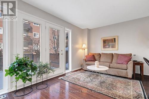 175 Arcola Private, Ottawa, ON - Indoor Photo Showing Living Room