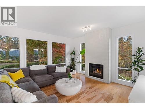 2270 Grantham Road, Kelowna, BC - Indoor Photo Showing Living Room With Fireplace