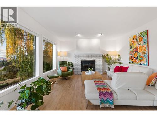 2270 Grantham Road, Kelowna, BC - Indoor Photo Showing Living Room With Fireplace