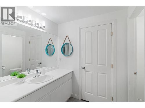 2270 Grantham Road, Kelowna, BC - Indoor Photo Showing Bathroom