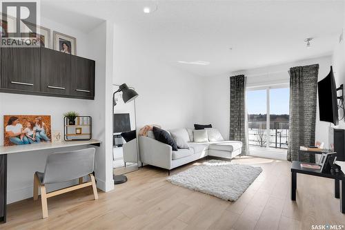 206 404 C Avenue S, Saskatoon, SK - Indoor Photo Showing Living Room