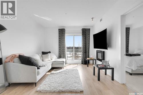 206 404 C Avenue S, Saskatoon, SK - Indoor Photo Showing Living Room