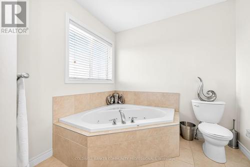 182 Irwin Avenue, Hamilton, ON - Indoor Photo Showing Bathroom