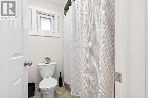 182 Irwin Avenue, Hamilton, ON - Indoor Photo Showing Bathroom