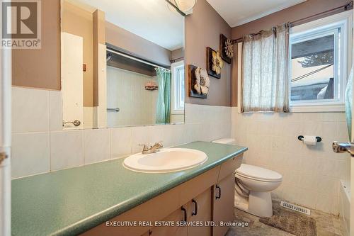 268 Ross Avenue, Kitchener, ON - Indoor Photo Showing Bathroom