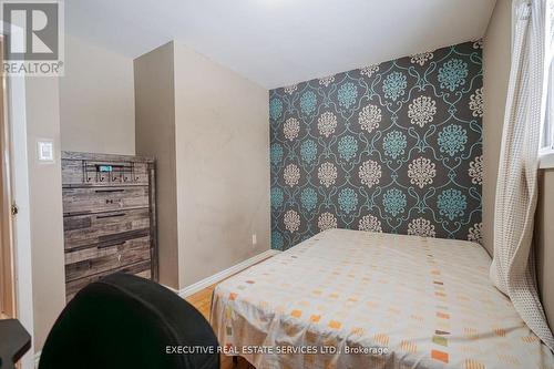 268 Ross Avenue, Kitchener, ON - Indoor Photo Showing Bedroom