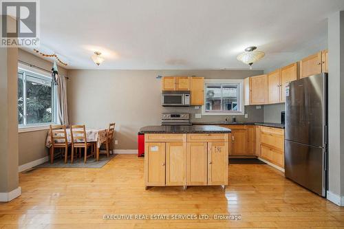 268 Ross Avenue, Kitchener, ON - Indoor Photo Showing Kitchen