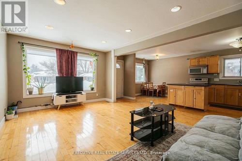 268 Ross Avenue, Kitchener, ON - Indoor Photo Showing Living Room