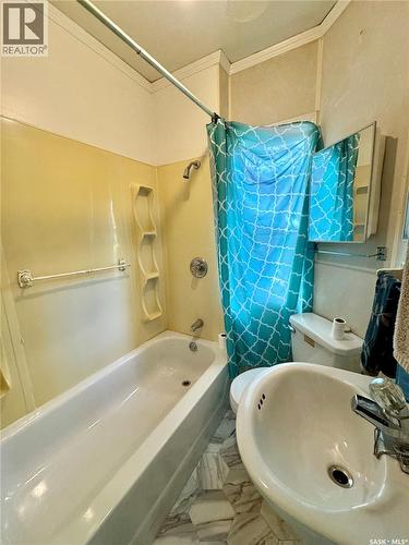 712 6Th Street E, Prince Albert, SK - Indoor Photo Showing Bathroom