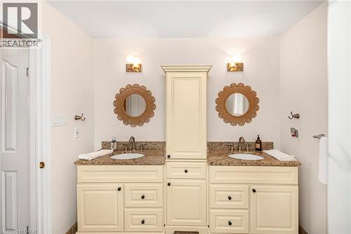 Full bath featuring double vanity - 40 Artistic Boulevard, Hamilton, ON - Indoor Photo Showing Bathroom