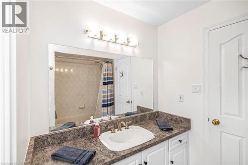 Bathroom featuring vanity and shower / bath combo - 40 Artistic Boulevard, Hamilton, ON - Indoor Photo Showing Bathroom