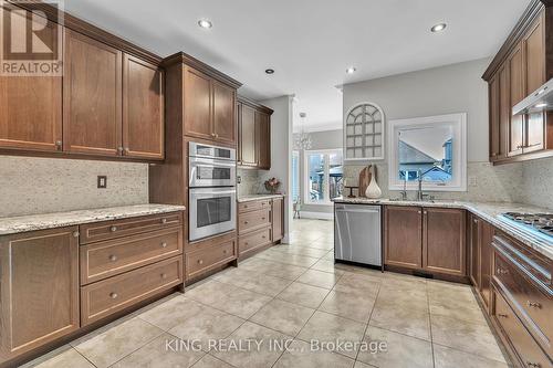174 Minto Crescent, Milton, ON - Indoor Photo Showing Kitchen With Upgraded Kitchen