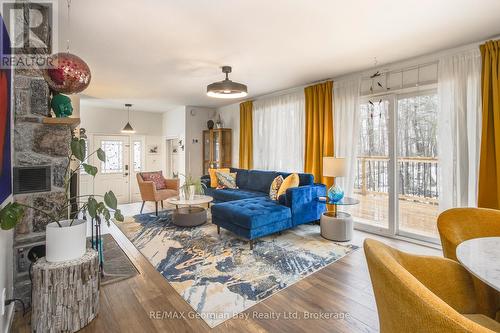 2 Belle Vue Avenue, Tiny, ON - Indoor Photo Showing Living Room