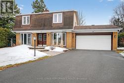 15 HALLOWELL COURT Ottawa, ON K2H 8N4