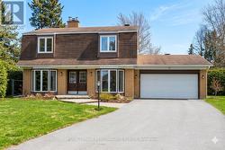 15 HALLOWELL COURT Ottawa, ON K2H 8N4